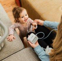 Cimilre-E1-breast-pump-pumping-w-happy-baby