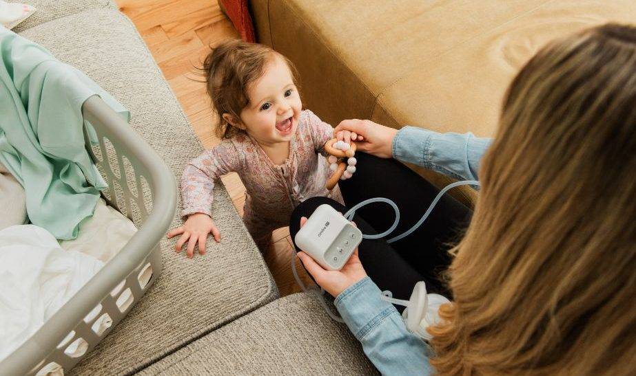 Cimilre-E1-breast-pump-pumping-w-happy-baby
